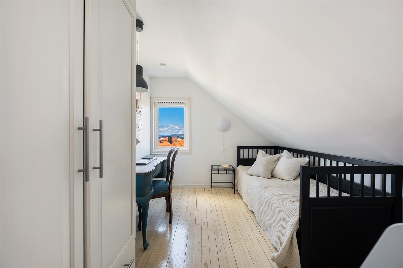 Tredje soverom som egner seg perfekt som ungdomsrom eller gjesterom med bad i samme etasje. Galleribilde