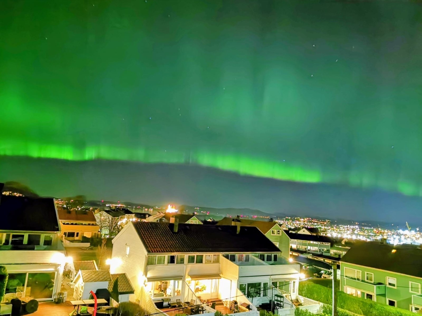 Private bilder tatt av selgeren: Nordlys som sett fra soverom på loftet. Galleribilde