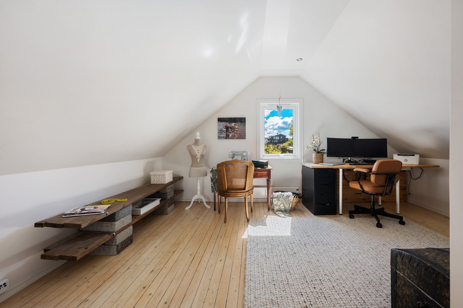 Her er det en ekstra stue som eventuelt kan lukkes og omgjøres til et fjerde soverom, samt et tredje soverom som passer godt som gjesterom, ungdomsrom eller kontor. Galleribilde
