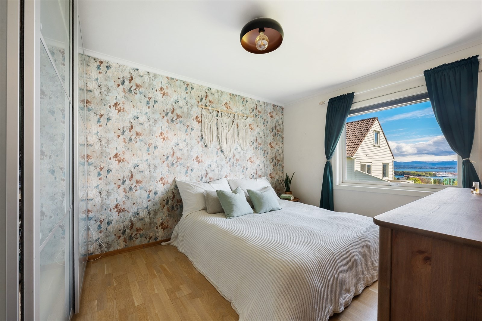 Boligen har totalt tre soverom (fire hvorav siste har blitt omgjort til stue på loft). Galleribilde