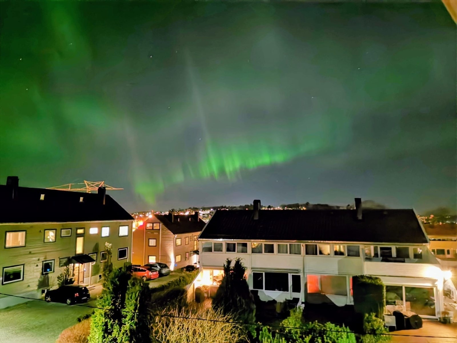 Private bilder tatt av selgeren: Nordlys som sett fra soverom på loftet. Galleribilde