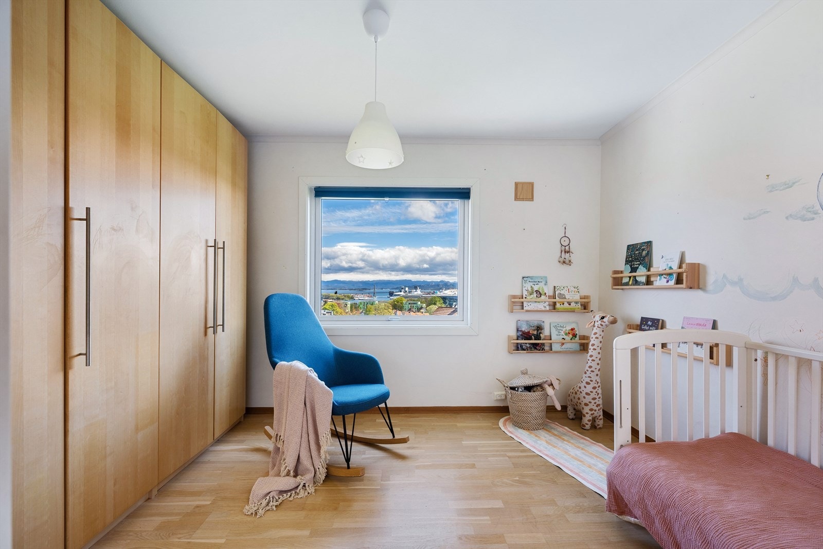 Det andre soverommet egner seg perfekt som barnerom, gjesterom eller hjemmekontor, og har flott utsyn mot innseilingen og cruiseskipene om sommeren. Galleribilde