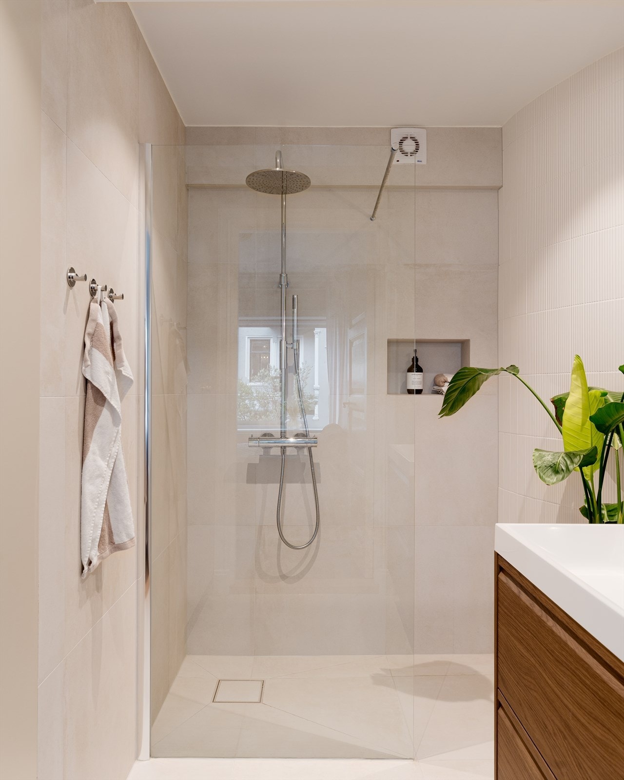 Den lekre buede veggen er kledd med rillefliser og gir badet et lekkert særpreg. Galleribilde
