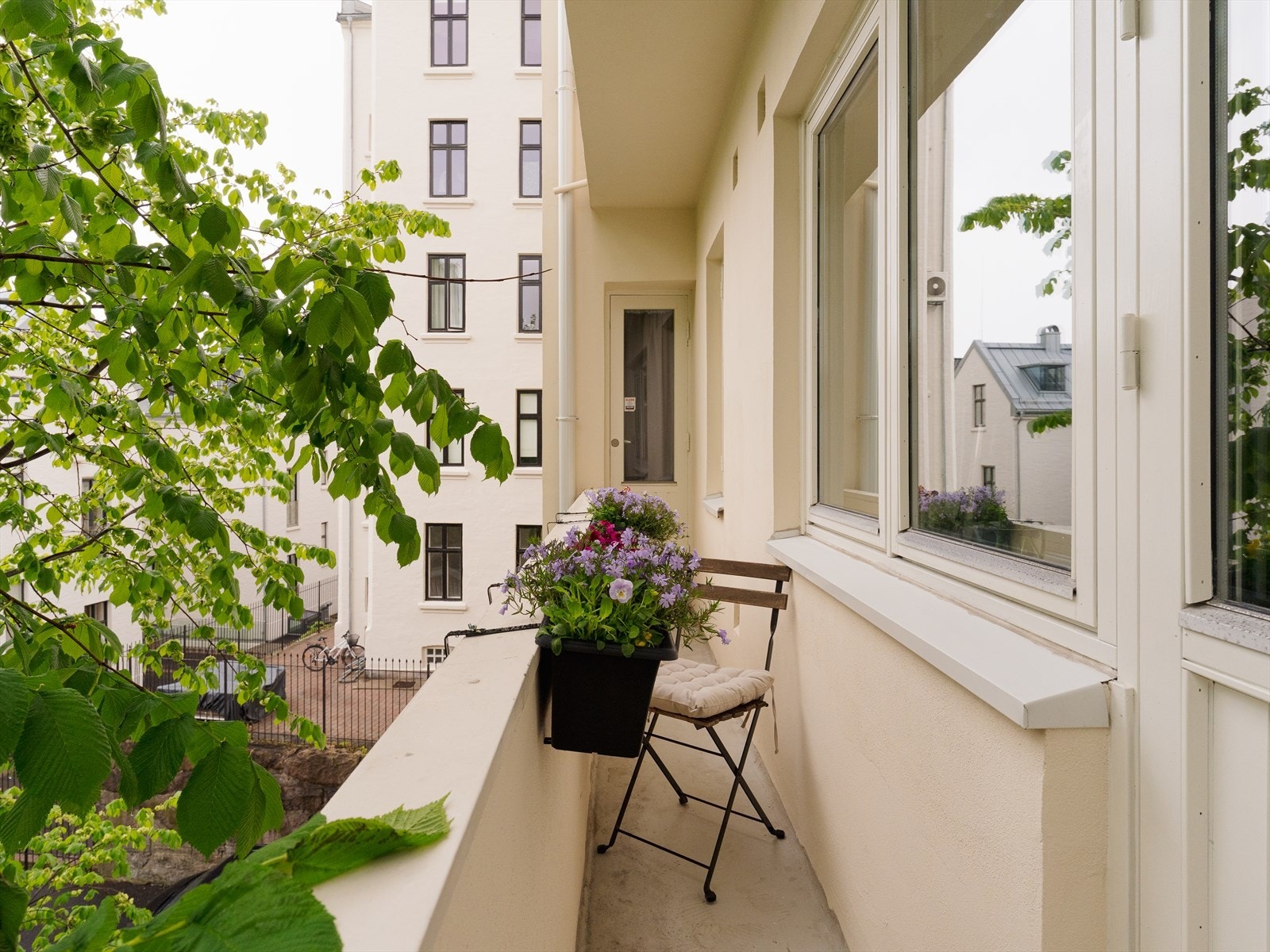 Brannbalkongen gir et privat uterom med plass til en liten sittegruppe. Galleribilde