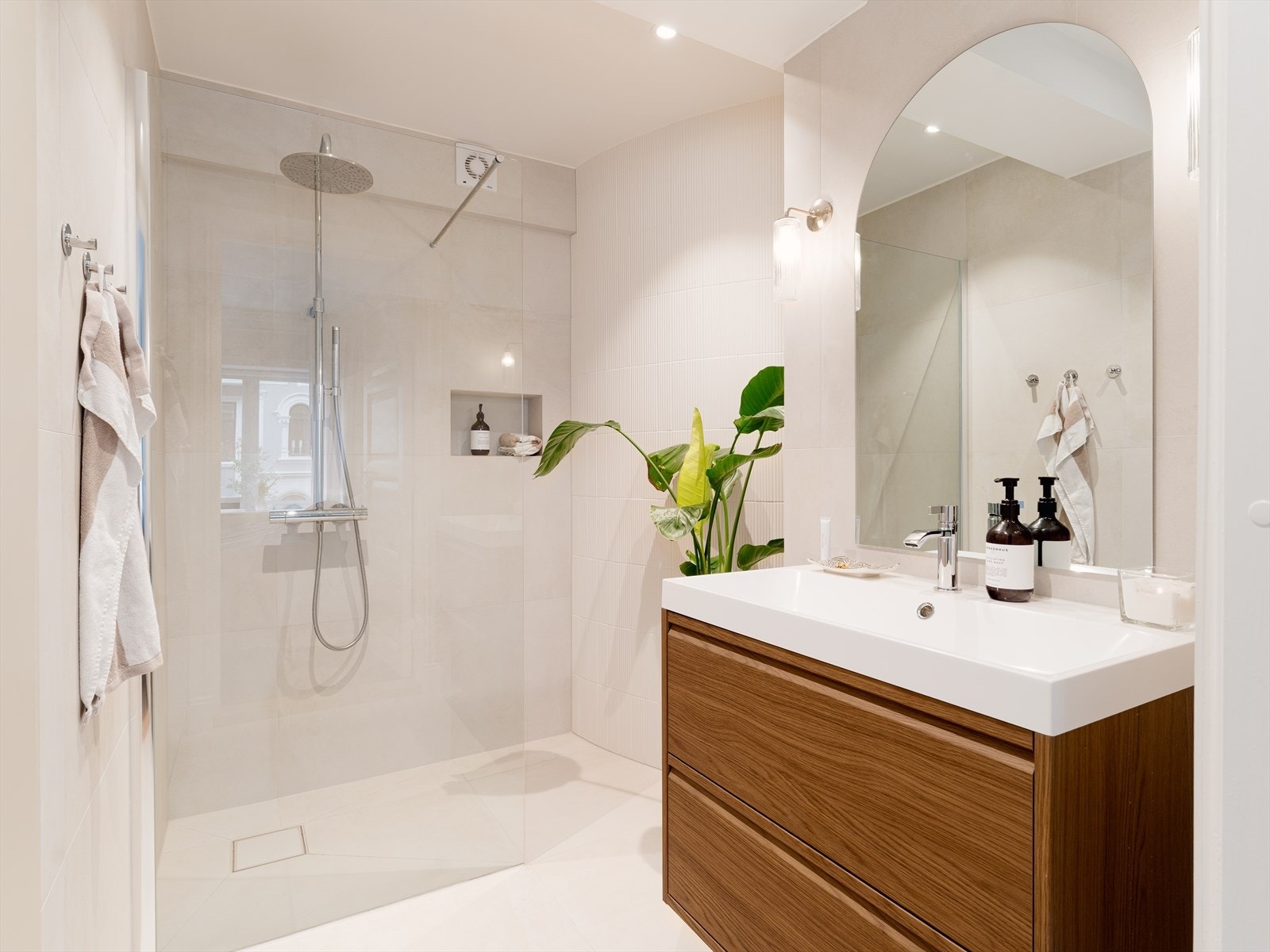 Badet er flislagt med italienske kvalitetsfliser, og har elektriske varmekabler i gulv. Alt av armatur er fra Tapwell. Galleribilde