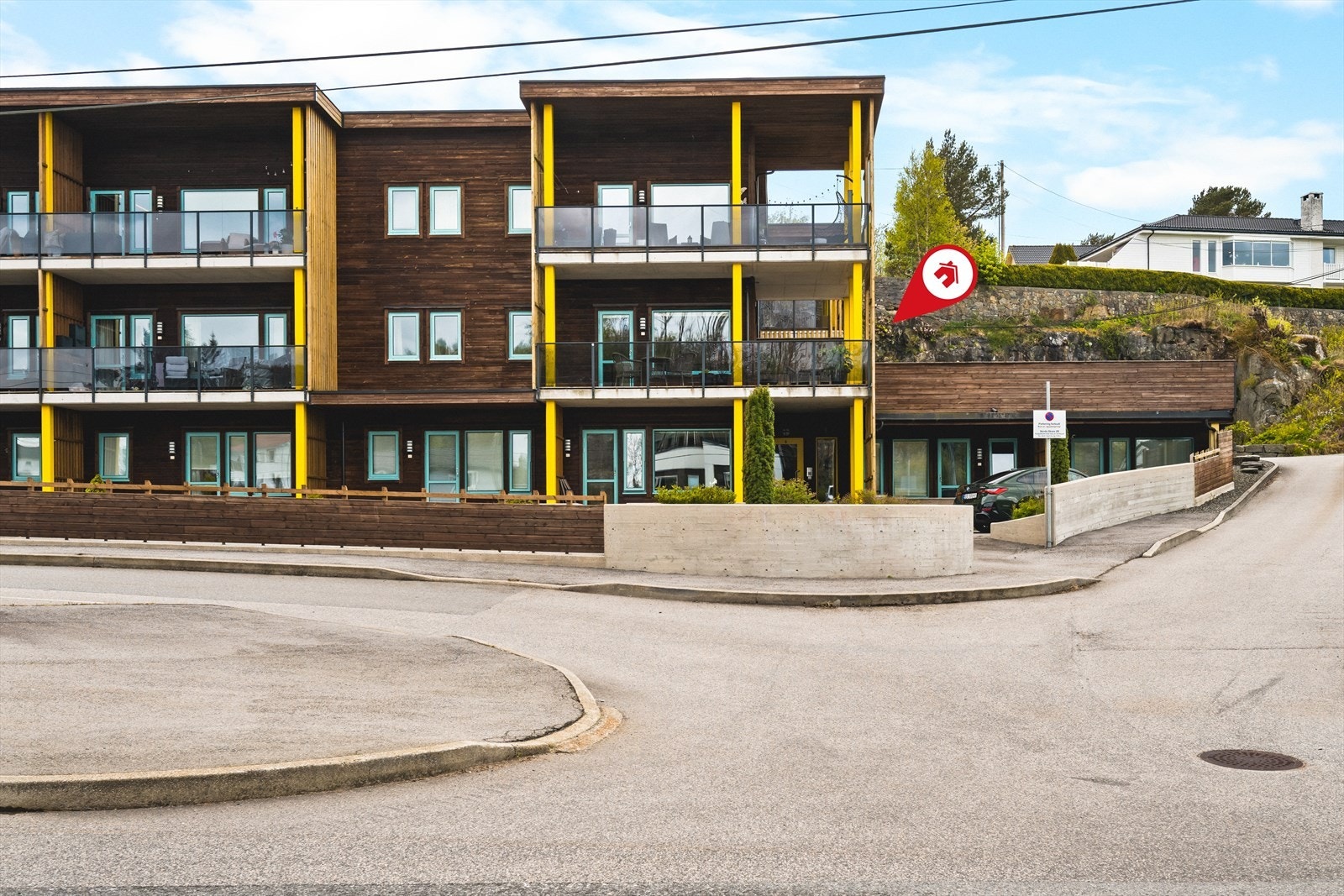 Tilhørende leiligheten er det en fast parkeringsplass med opplegg for elbil-lader og en ekstern bod for ekstra oppbevaring. Galleribilde