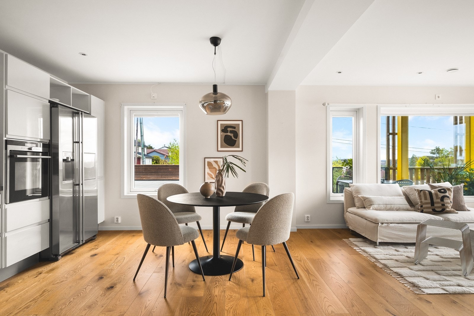 Vi beveger oss inn i en åpen stue- og kjøkkenløsning, målt til hele 32,8m². Galleribilde