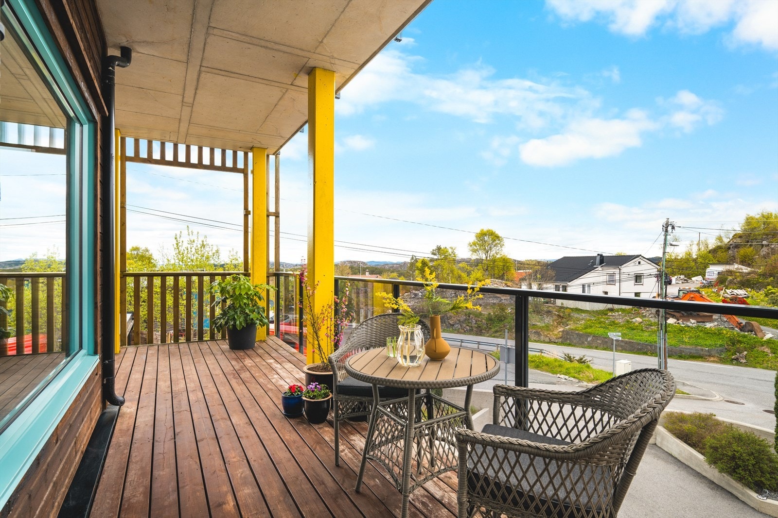 Altanen er målt til 25 m², og er en fantastisk forlengelse av stuen på fineværsdagene. Galleribilde