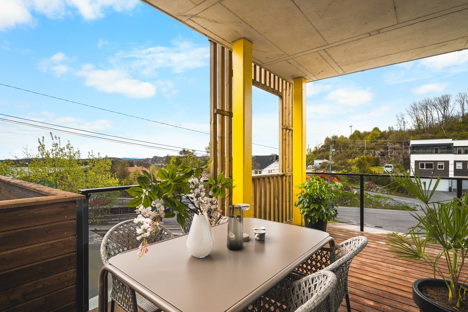 Levegger og overbygg bidrar til et lunt uteområde. Galleribilde