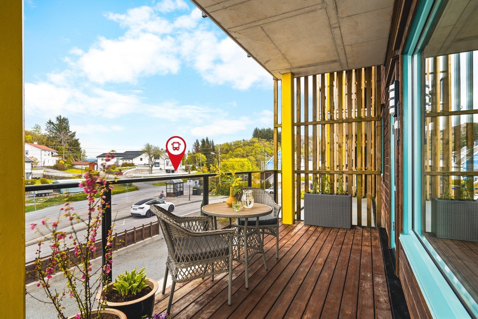 Fra leiligheten er det umiddelbar nærhet til busstoppet "Kolltveit Senter". Galleribilde