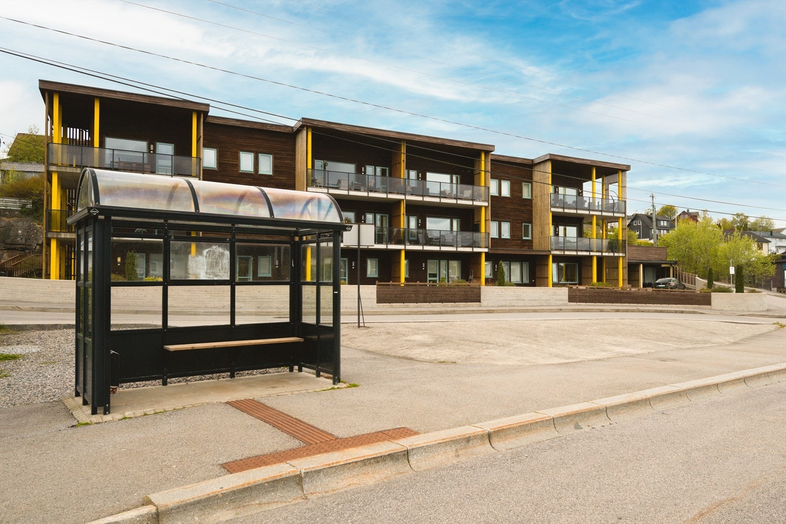 Fra busstoppet er det hyppige avganger med linje 460 til Bergen Busstasjon via Straume, og til Ågotnes Terminal. Linjene 475 og 479 går også her. Galleribilde