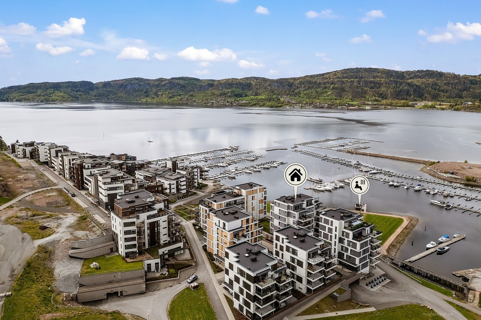 Beliggenhet i første rekke mot sjøen, med umiddelbar nærhet til marina og badeplasser. Galleribilde