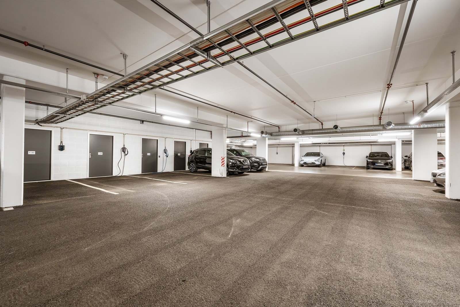 Det medfølger parkeringsplass i felles garasjeanlegg, samt en bod i kjelleren. Galleribilde