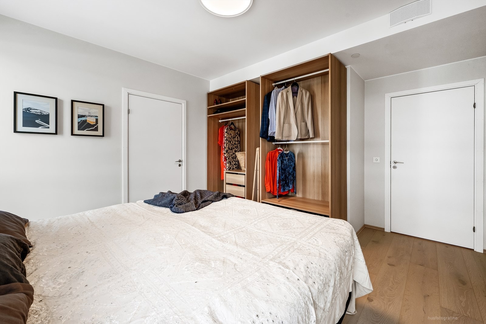 Hovedsoverom med god plass til dobbeltseng og garderobeløsning. Galleribilde