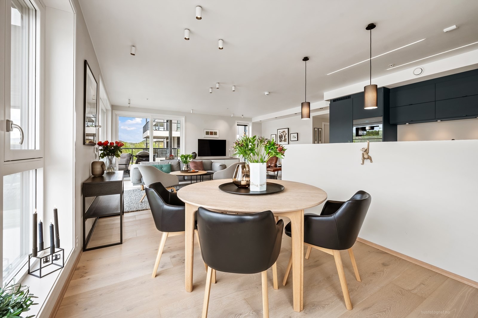 Den åpne stuen gir fleksible møbleringsmuligheter for både sofagruppe og spisebord. Galleribilde