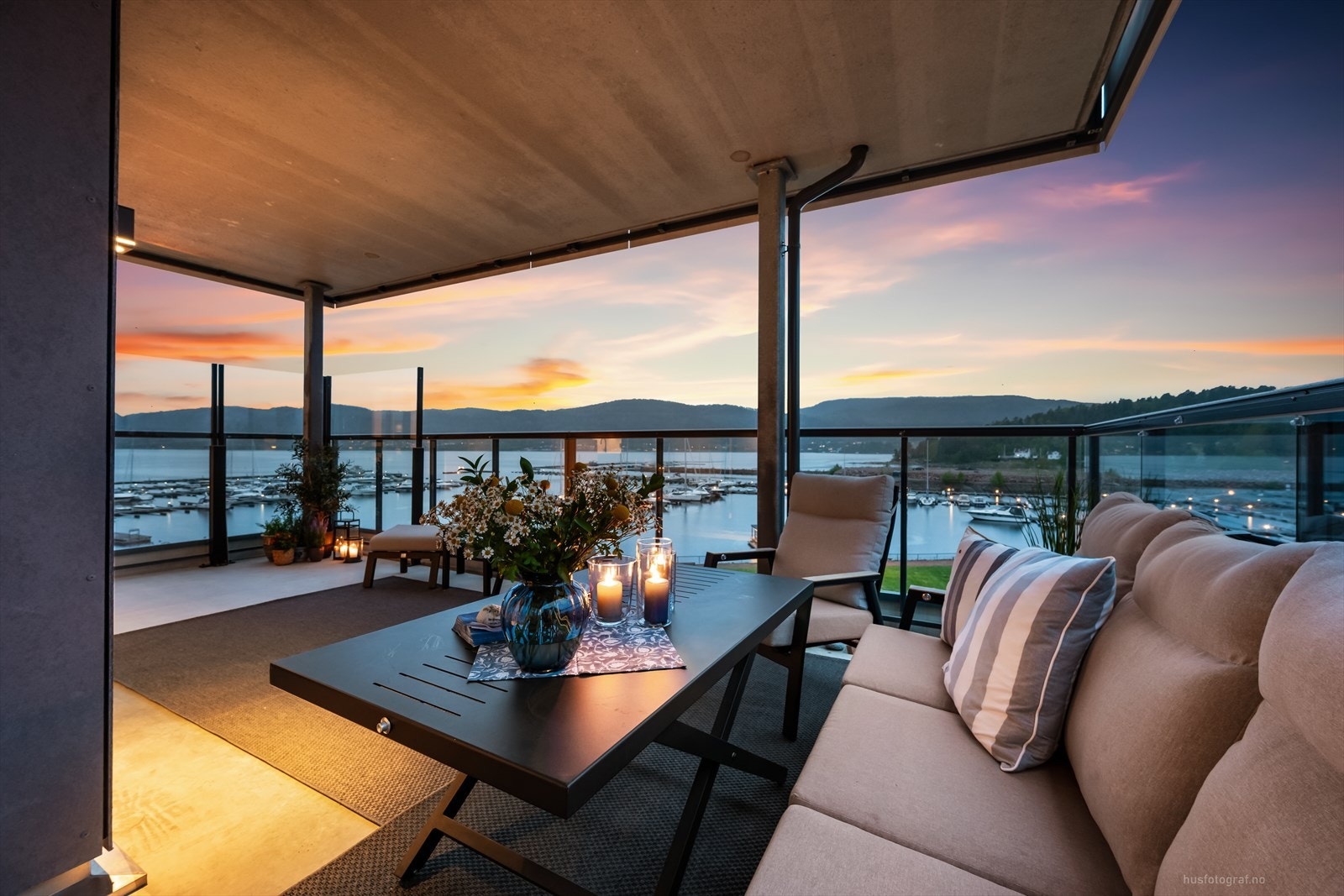 Fra stuen er det utgang til en romslig og overbygget terrasse på 28 m² med god plass til flere sittegrupper. Galleribilde