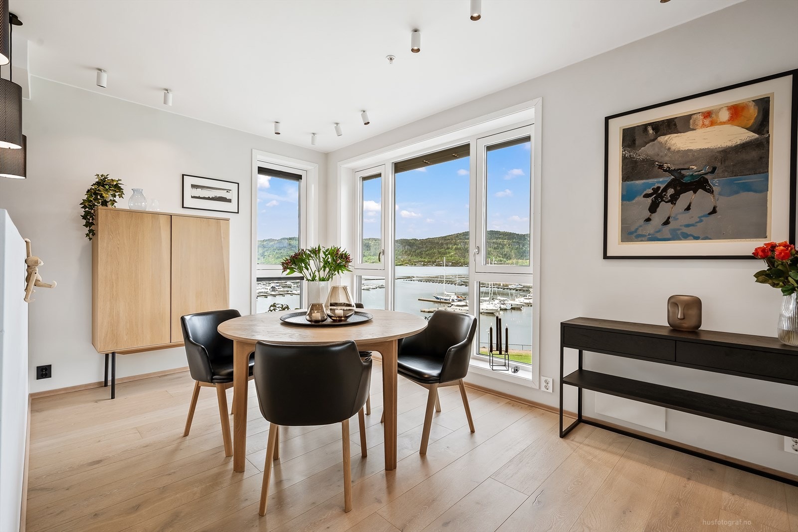 Det er installert utvendig solskjerming på vinduer som vender mot sør og vest. Galleribilde