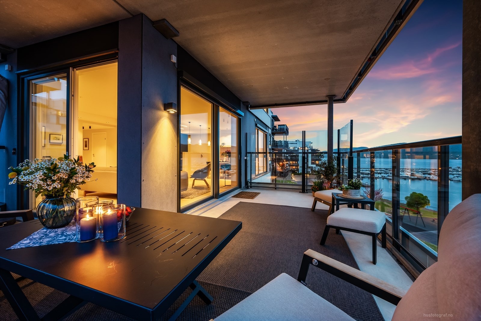 En stor, overbygget terrasse som forlenger sesongen. Galleribilde