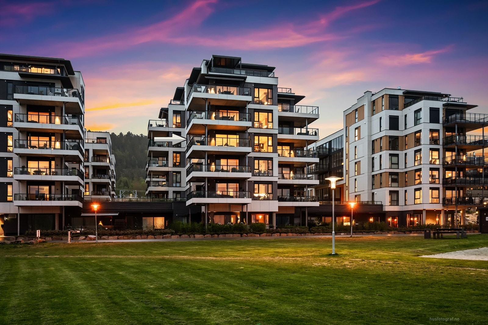 Bygget har en moderne arkitektur med store glassflater og romslige balkonger. Galleribilde