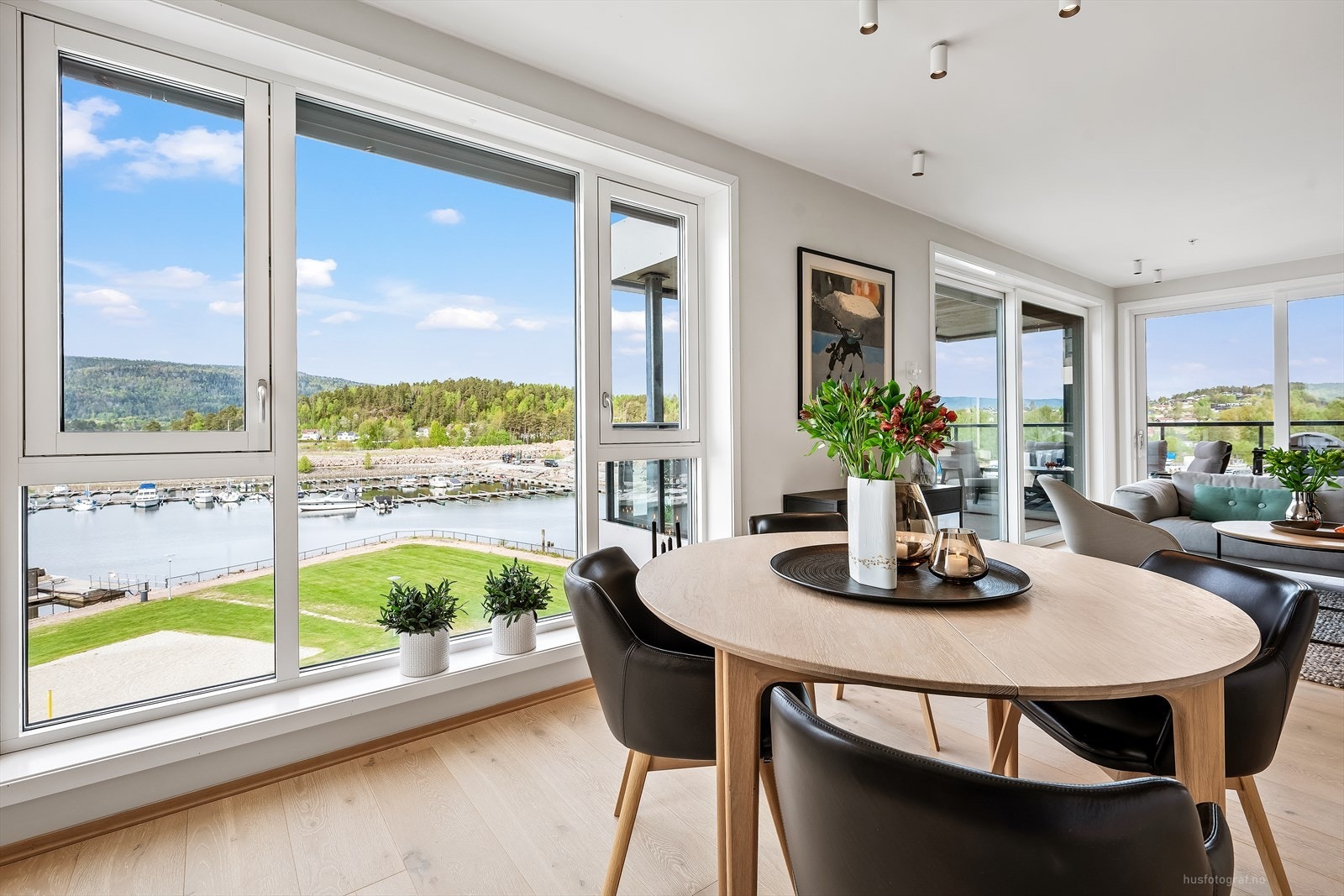 Spisestuen har plass til et stort spisebord og er plassert med utsikt mot marinaen. Galleribilde