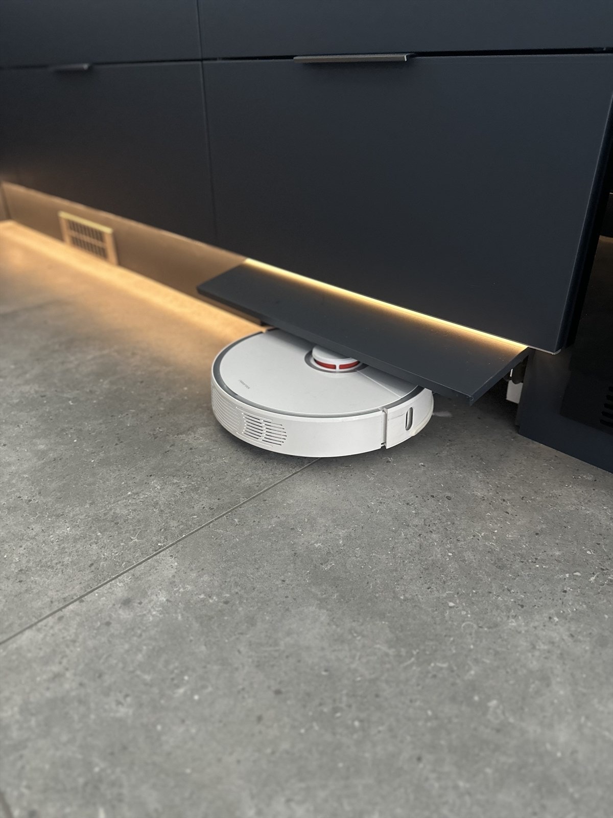 Plass til robotstøvsuger på kjøkkenet. Galleribilde