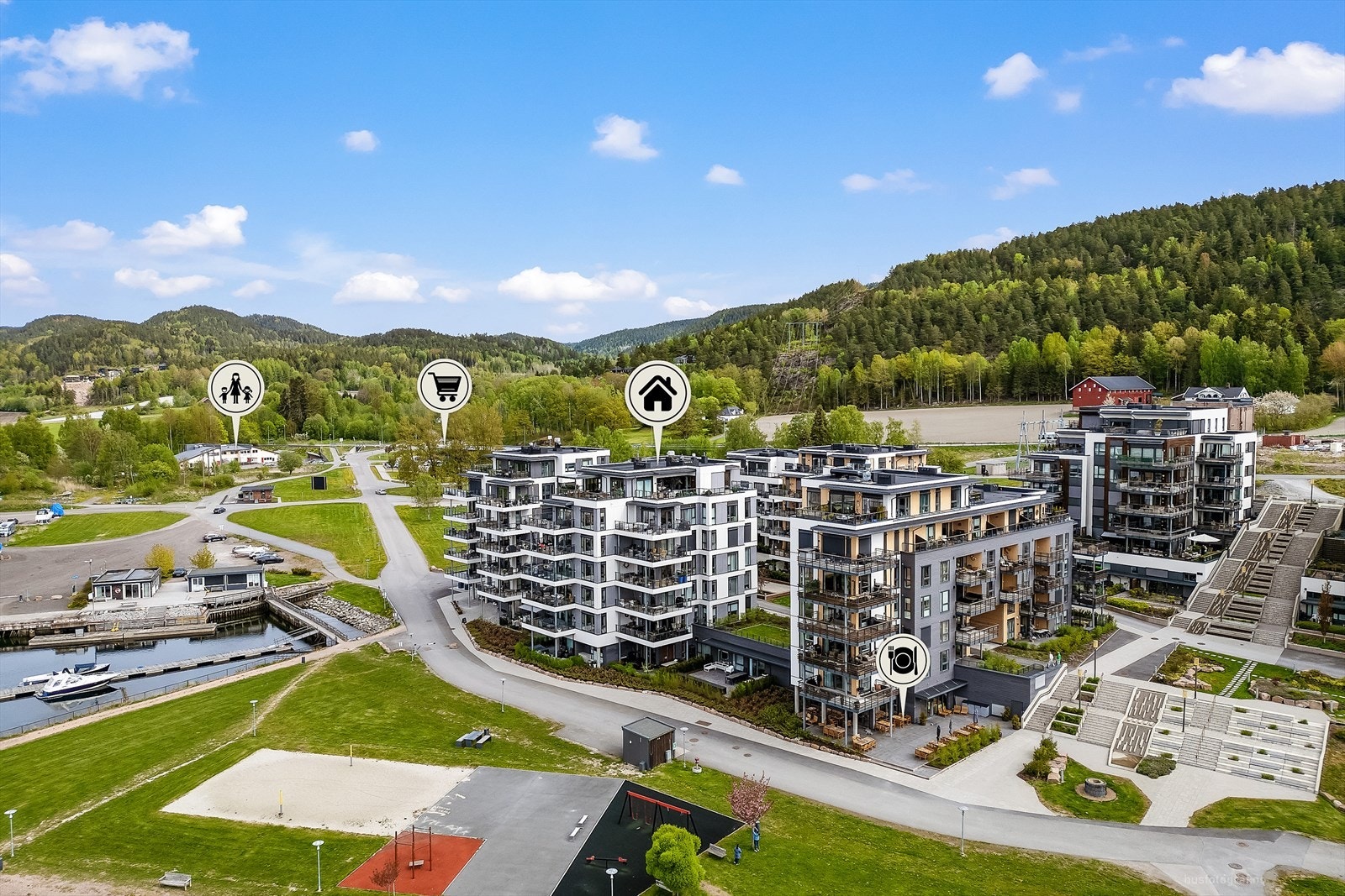 Kort gangavstand til Kiwi dagligvarebutikk (4 min) og Nordre Jarlsberg barnehage (5 min). Galleribilde