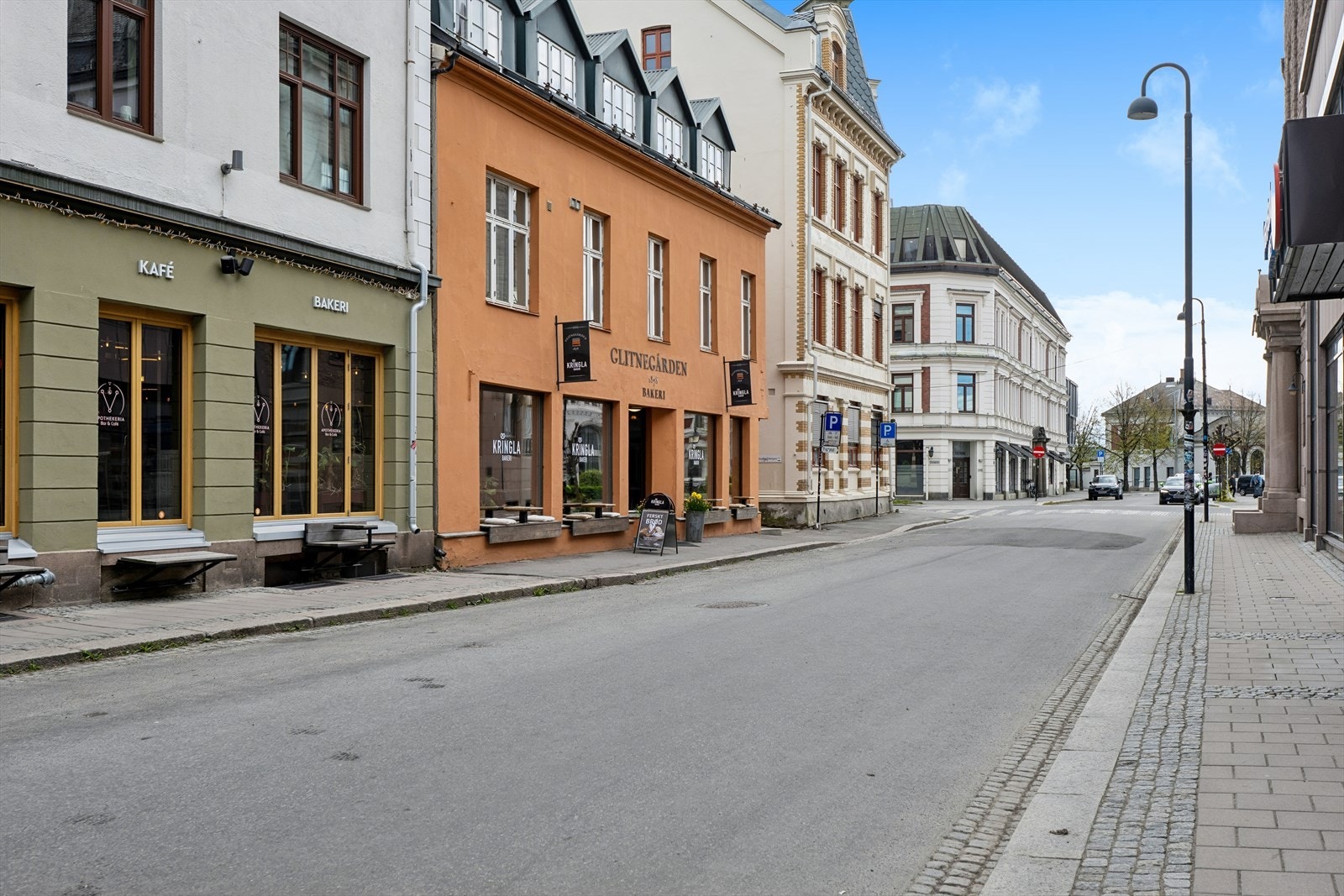 Grandsenteret med butikker og apotek ligger kun et par minutter unna til fots. Galleribilde