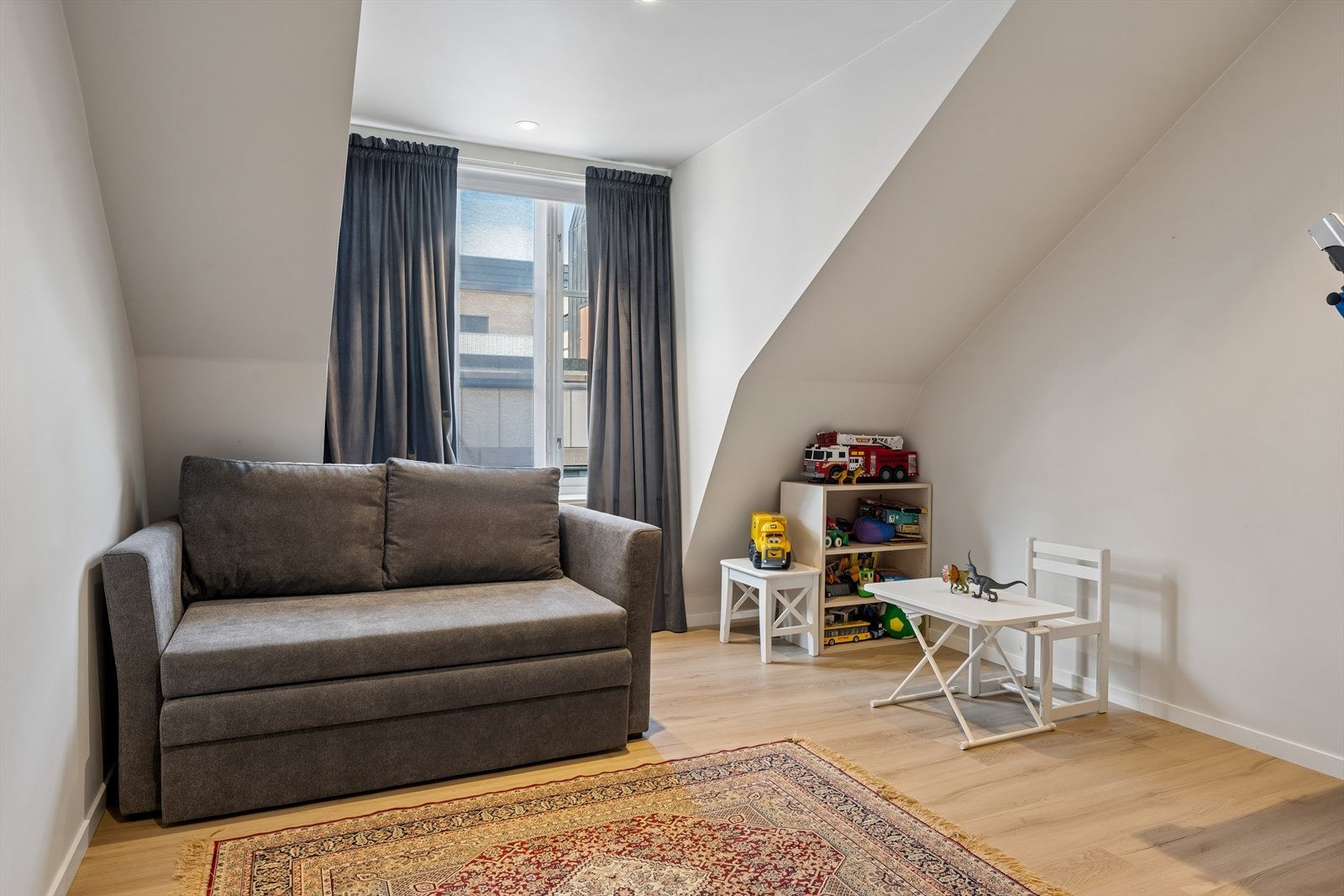 Det tredje soverommet, her er det plass til dobbeltseng og f.eks. skrivebord. her vist med en sovesofa, som understreker rommets fleksibilitet. Galleribilde
