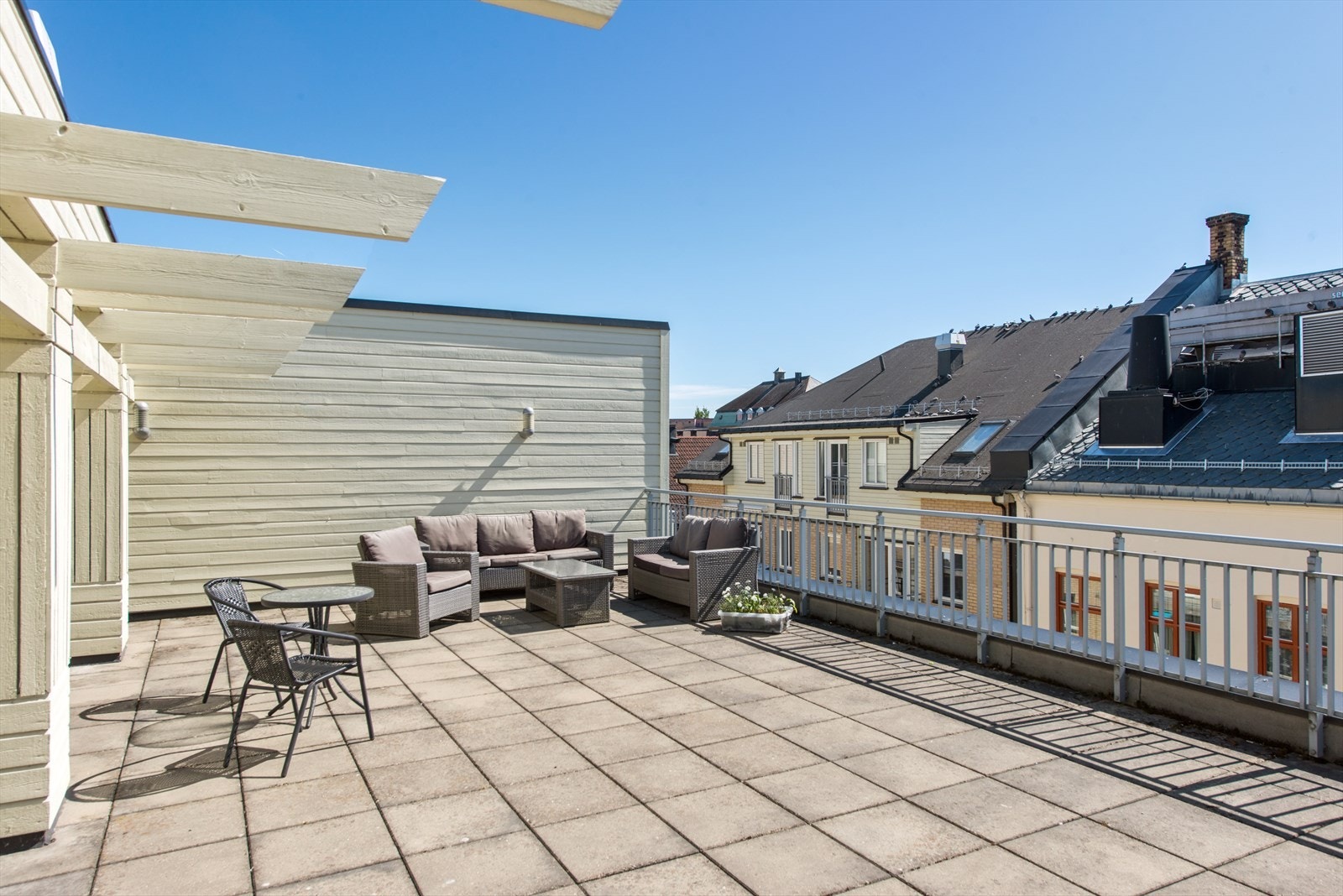 Leiligheten har bruksrett til en romslig, felles takterrasse - en sosial sone med utsikt over byens tak. Galleribilde