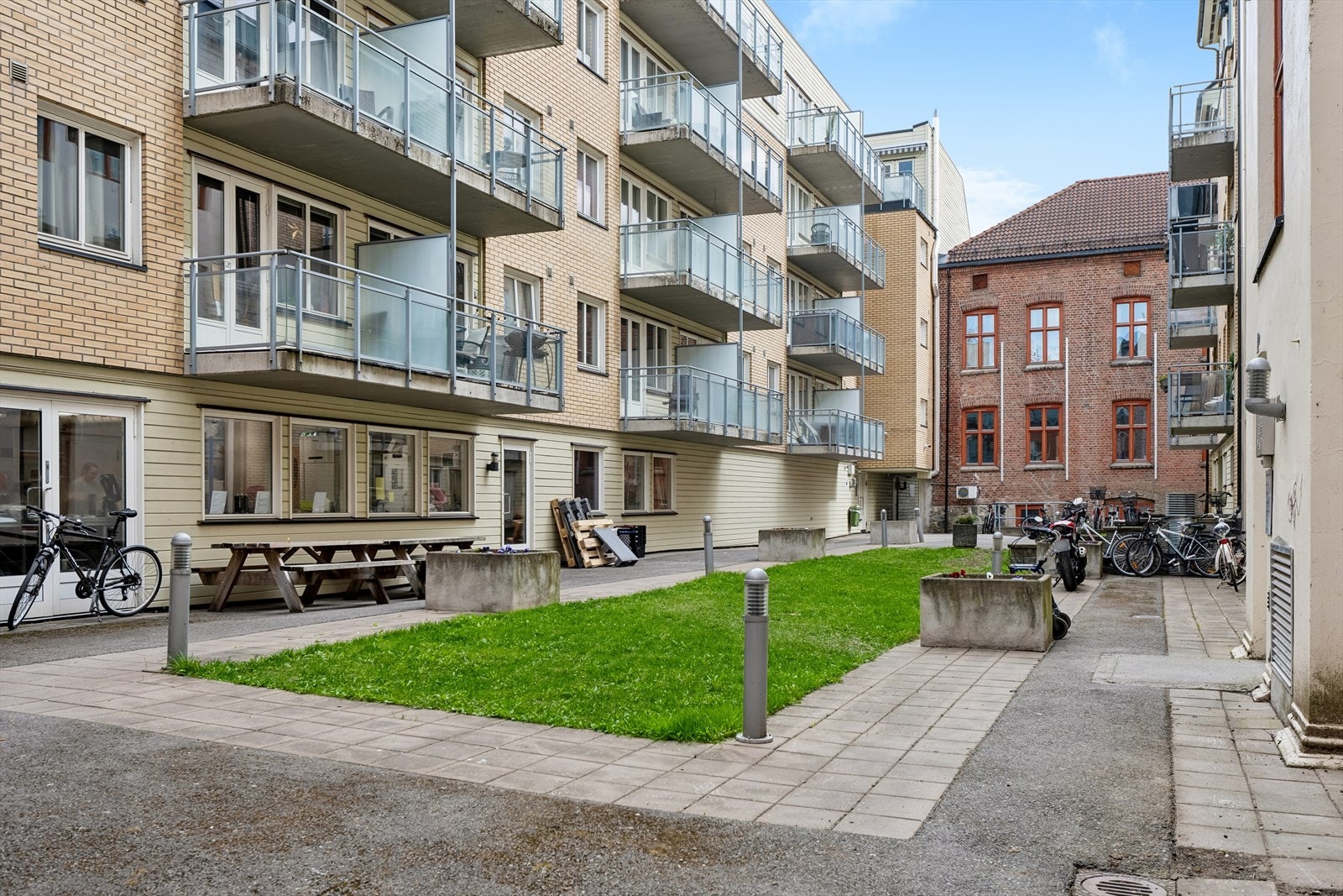 Fellesarealene utendørs gir rom for sykkelparkering og uteopphold. Galleribilde