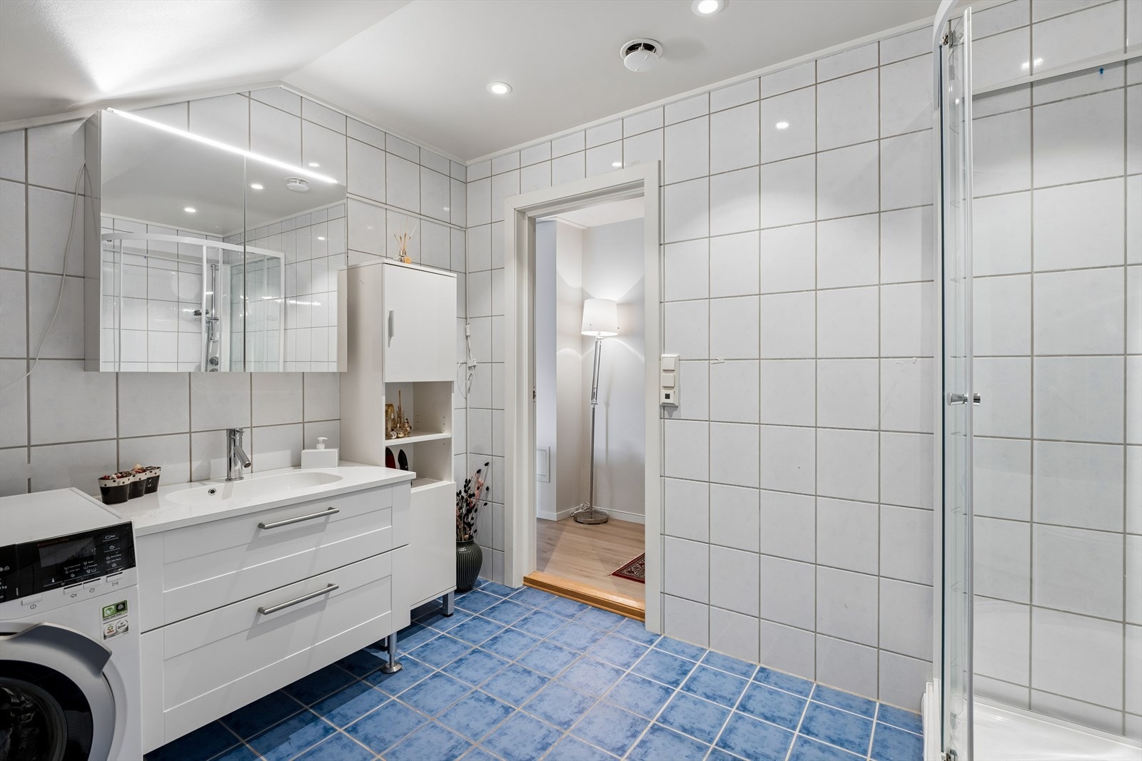 Badet har adkomst fra gangen og er sentralt plassert i leiligheten. Galleribilde