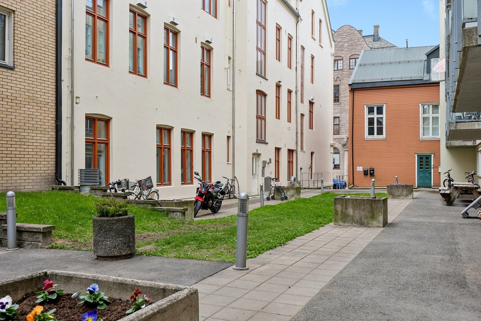 Hyggelig og skjermet felles bakgård. Galleribilde