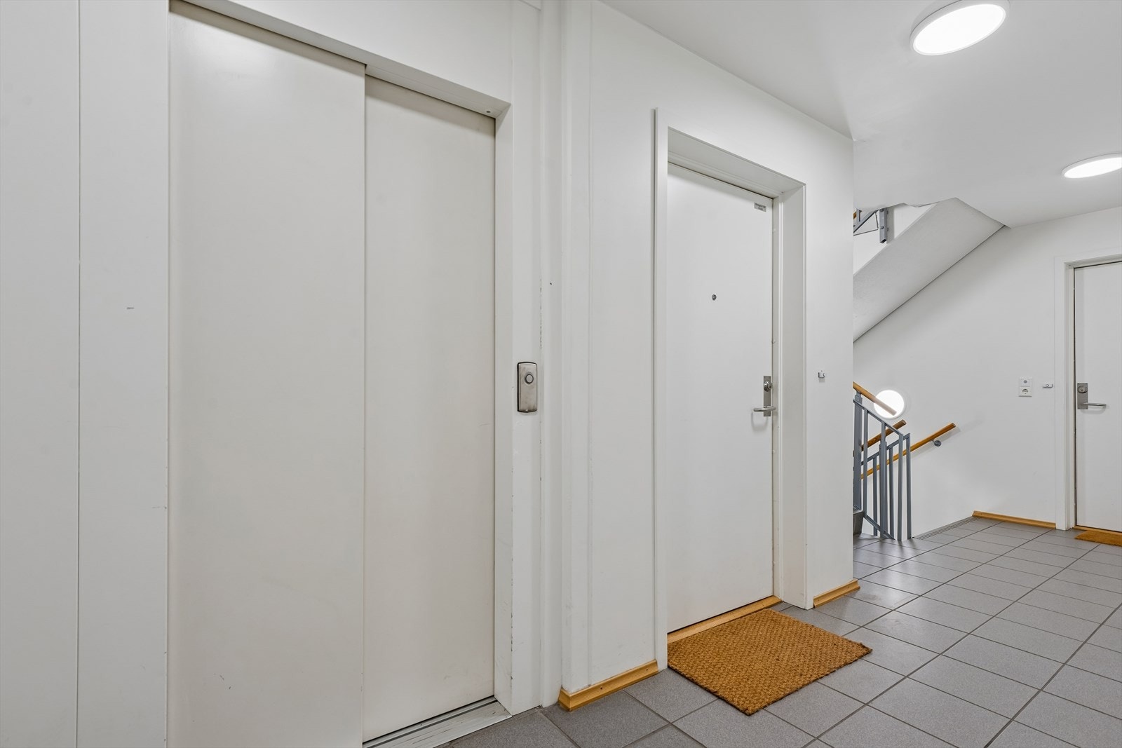Adkomst til leiligheten i 3. etasje via trapp eller heis i nabobygget. Galleribilde