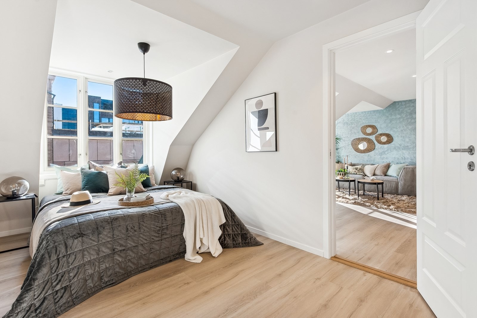 Hovedsoverommet har en fleksibel bruk, enten som soverom, kontor eller en ekstra TV-stue. Bildet er hentet fra tidligere salgsprosess. Veggen på stuen ser ikke sånn ut i dag. Galleribilde