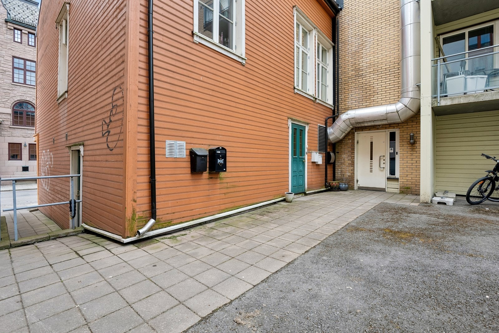 Leiligheten har også tilgang til ekstern bod og en liten garasjeplass i et av nabobyggene. Galleribilde
