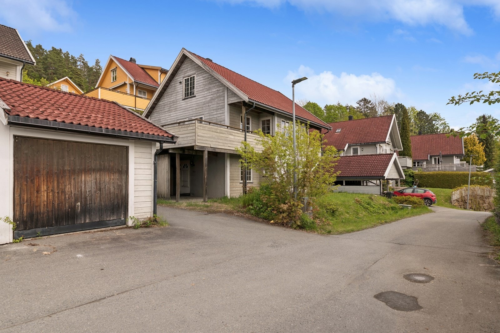 Parkering i egen garasje på 17 m², samt biloppstillingsplass på tomten. Galleribilde