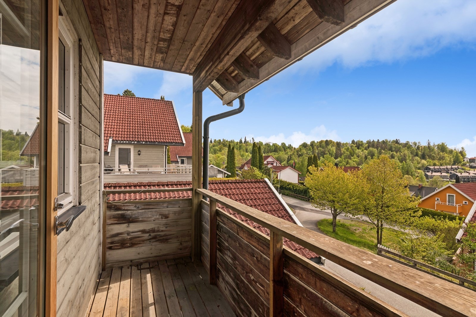 Balkongen har rekkverk og dekke i tre. Galleribilde