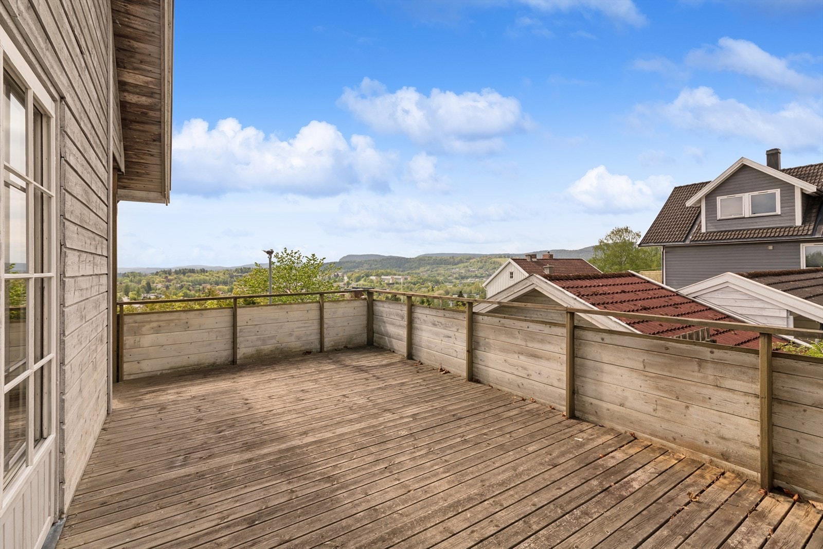 Fra stuen i første etasje er det utgang til en romslig veranda på ca. 23 m². Galleribilde