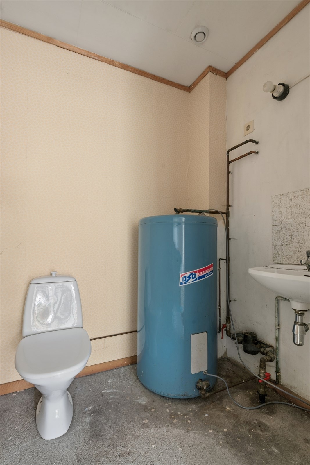 Separat toalettrom med varmtvannsbereder på ca. 200 liter fra 1989. Galleribilde