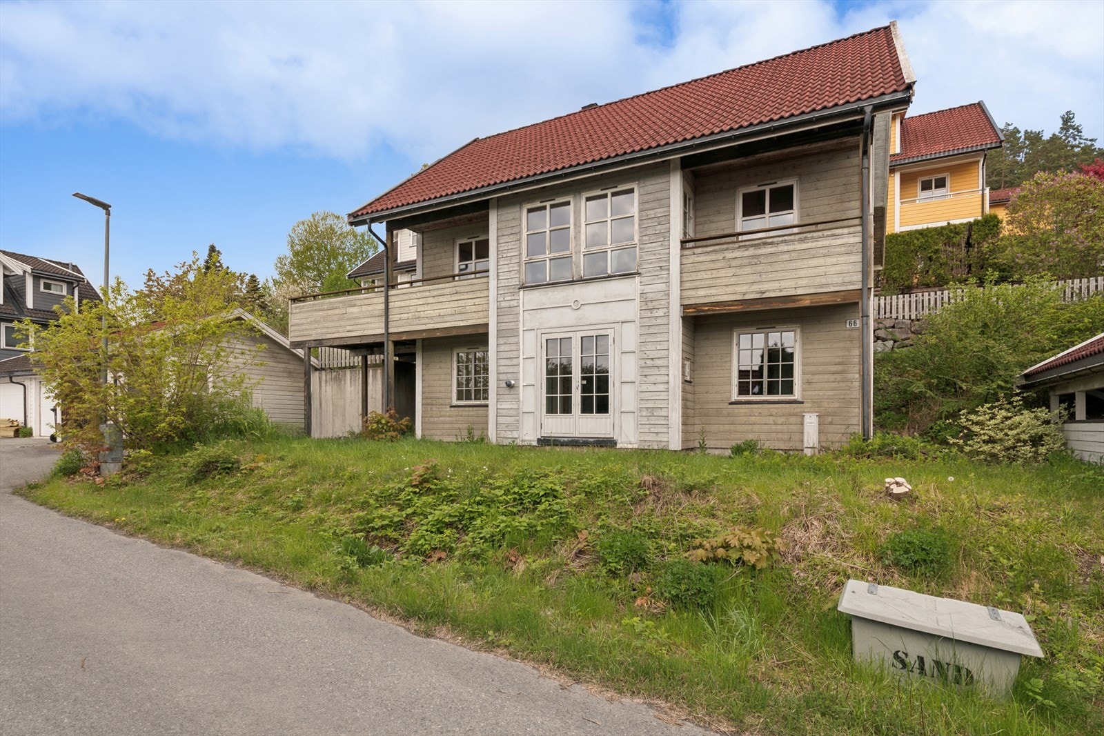Eiendommen har en opparbeidet tomt med asfaltert adkomst, hage med gressplen, skråning og gårdsplass. Galleribilde