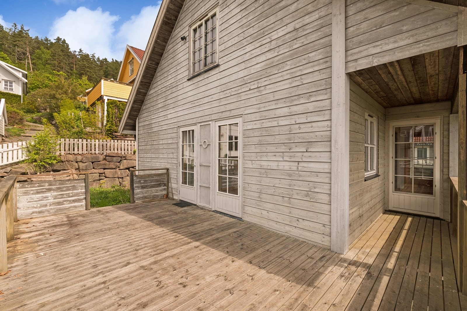 Verandaen er bygget i trekonstruksjon og har god plass til utemøbler. Galleribilde