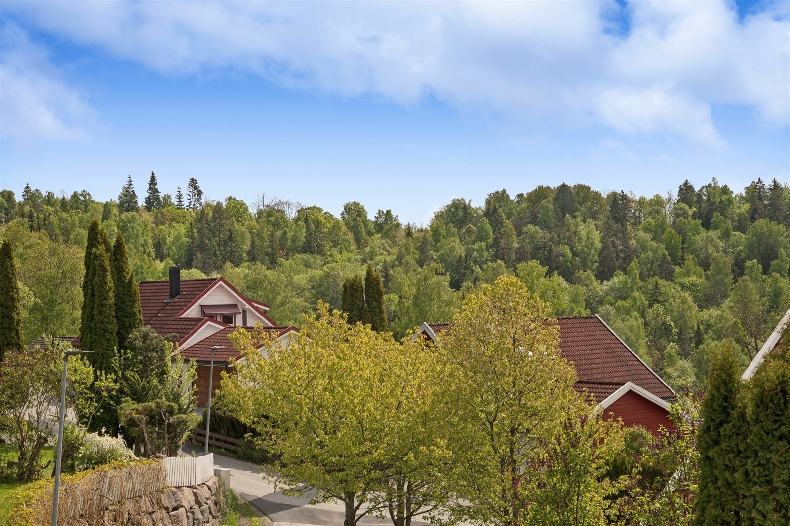 Toppåsveien 66 igger fint til i et barnevennlig og skjermet boligområde på Kolsås. Galleribilde