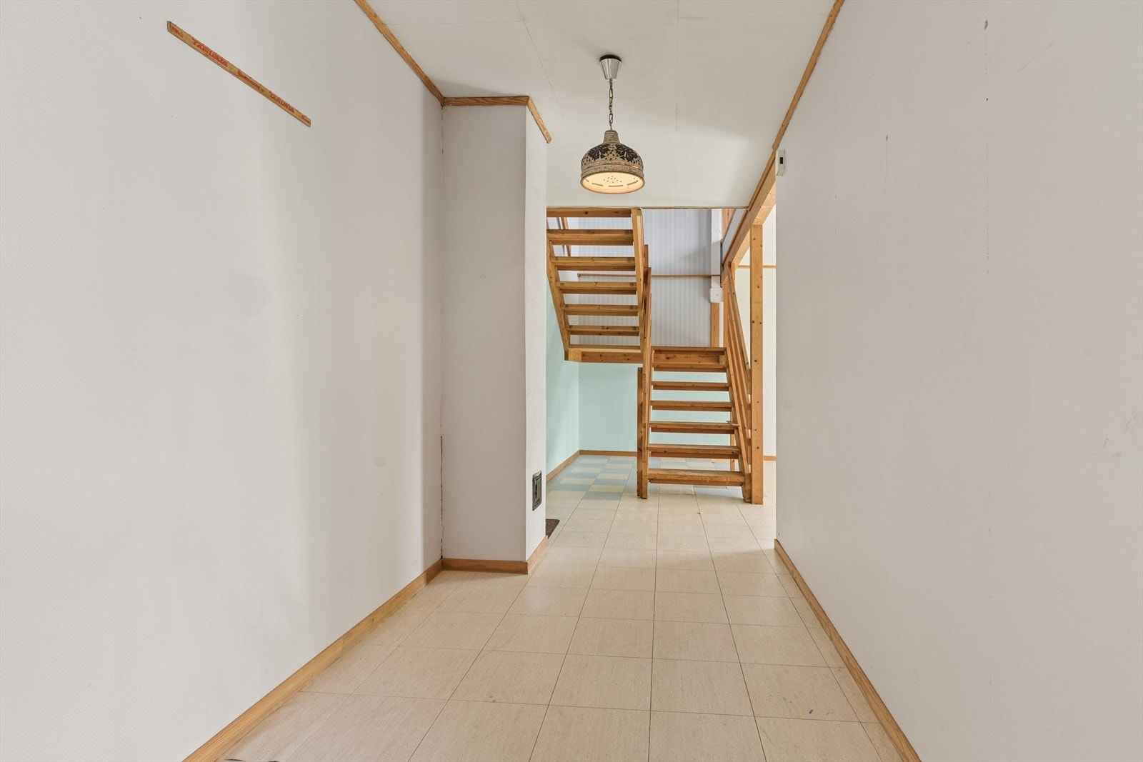 Entré og gang i underetasjen med vinylfliser på betongdekke. Galleribilde