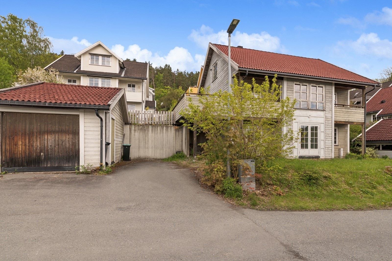 Garasjen ble oppført i 1989, samme år som eneboligen. Galleribilde