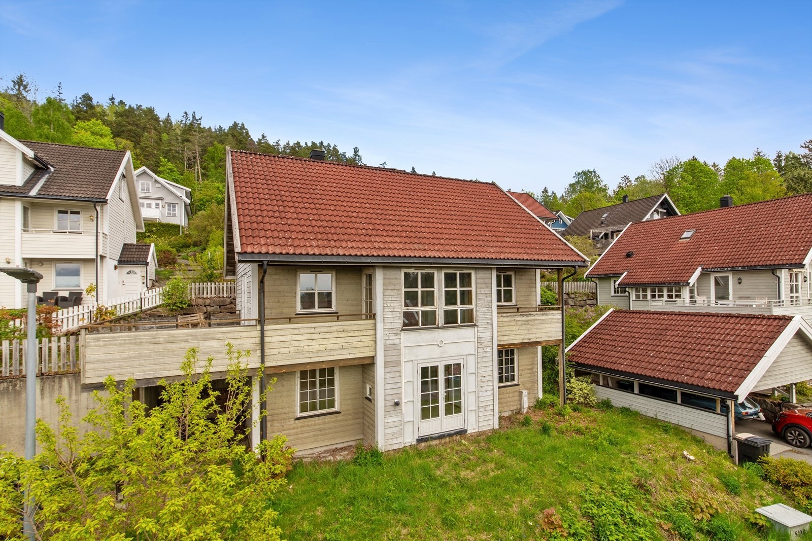 Enebolig fra 1989 med en innholdsrik planløsning over to etasjer, samt et uinnredet loft. Galleribilde