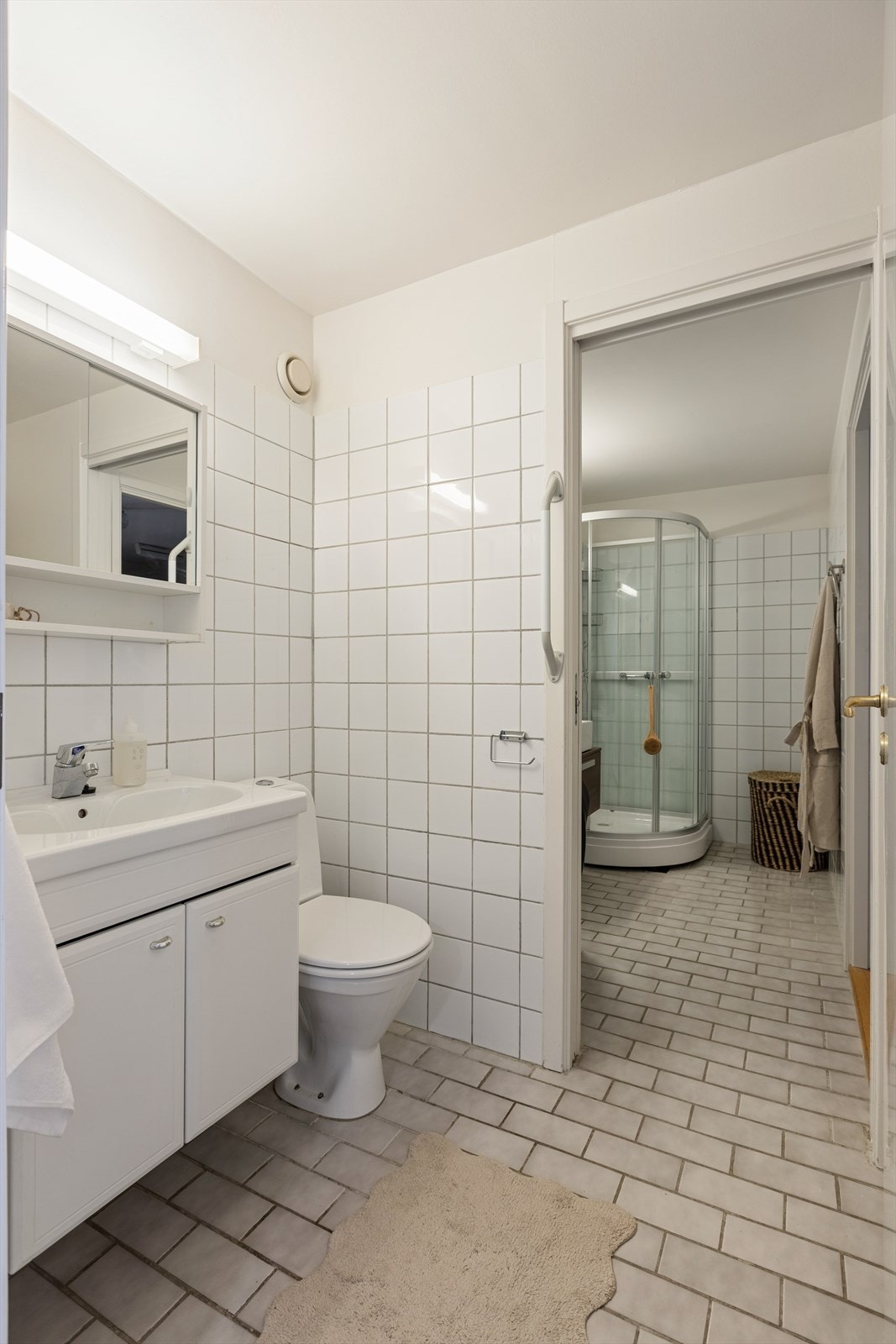 Badet er fra byggeåret og har mekanisk avtrekk som sikrer god ventilasjon. Galleribilde