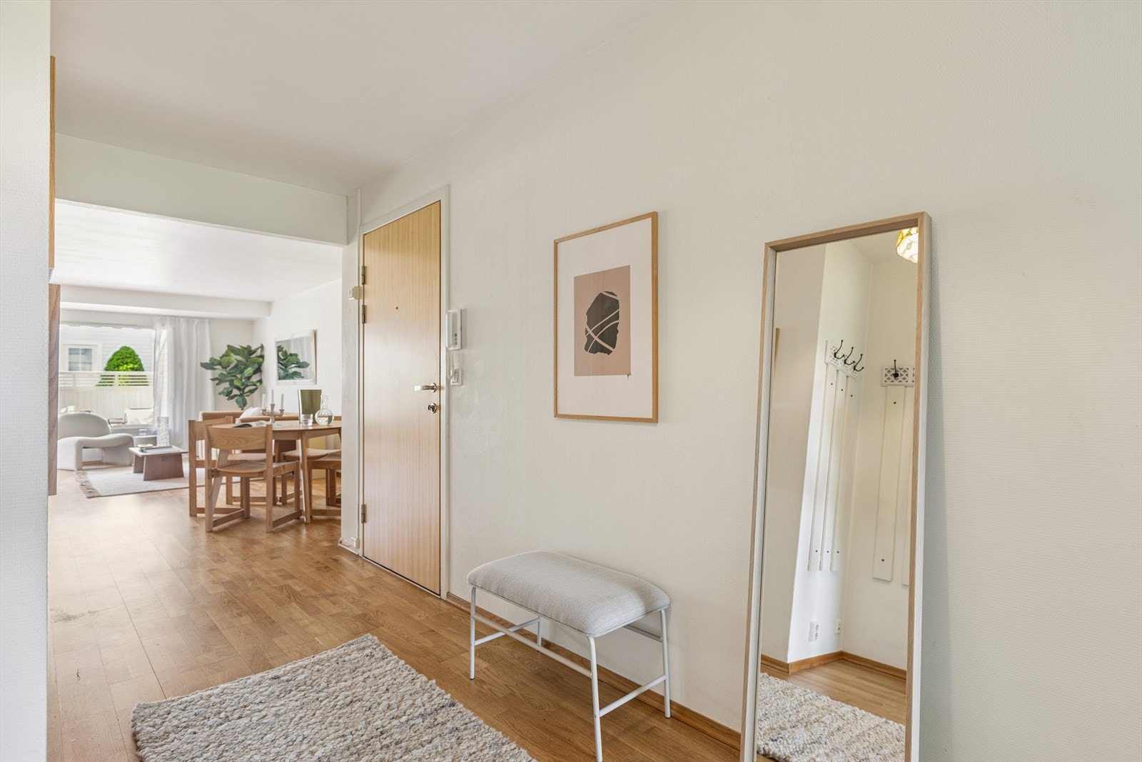 Velkommen inn! Entréen har varmefolie i gulvet og en brann- og lydklassifisert inngangsdør. Galleribilde