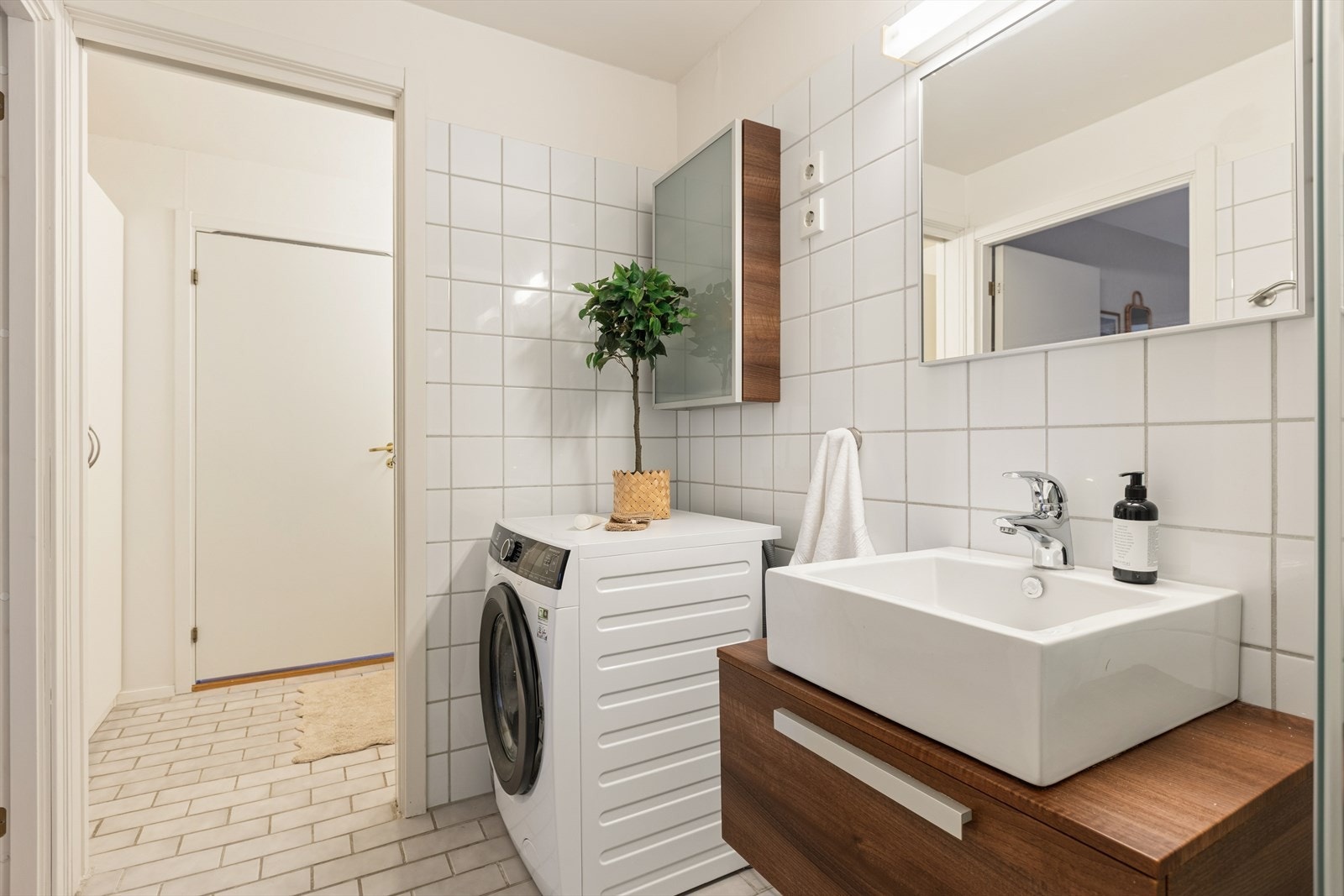 Rommet er utstyrt med servantinnredning, speil og belysning. Galleribilde