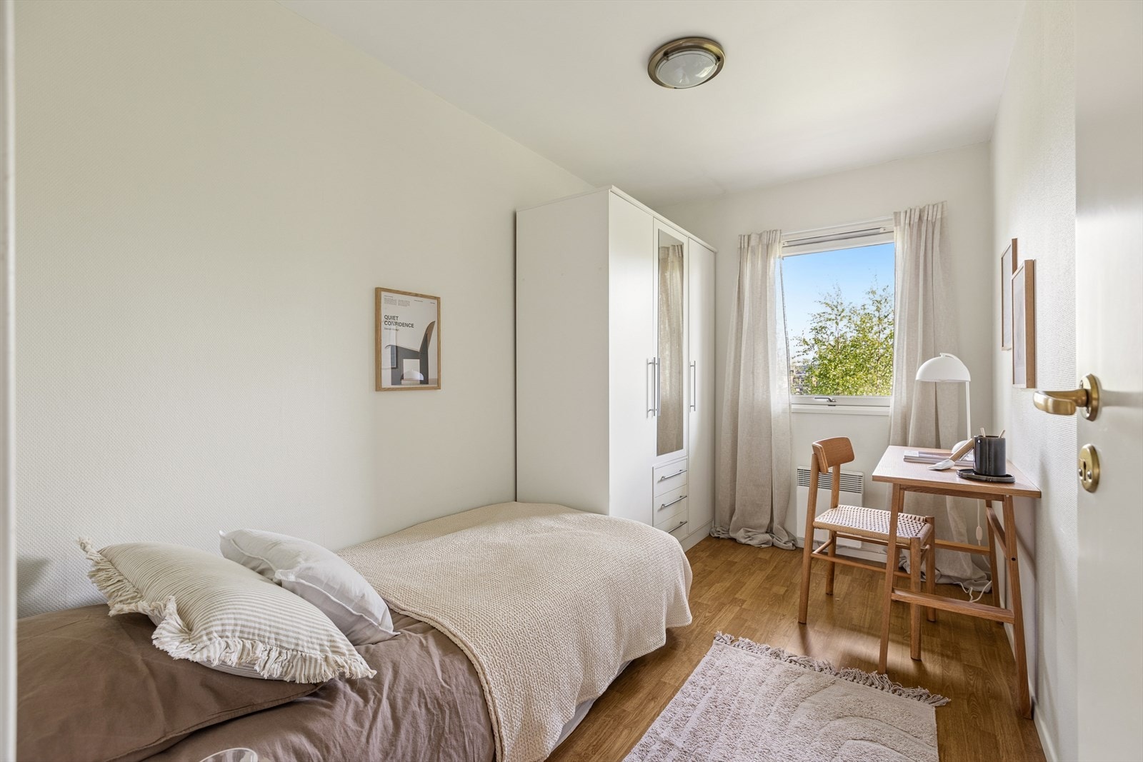 Leiligheten har to soverom. Dette rommet har plass til seng, garderobe og en liten arbeidsplass. Galleribilde