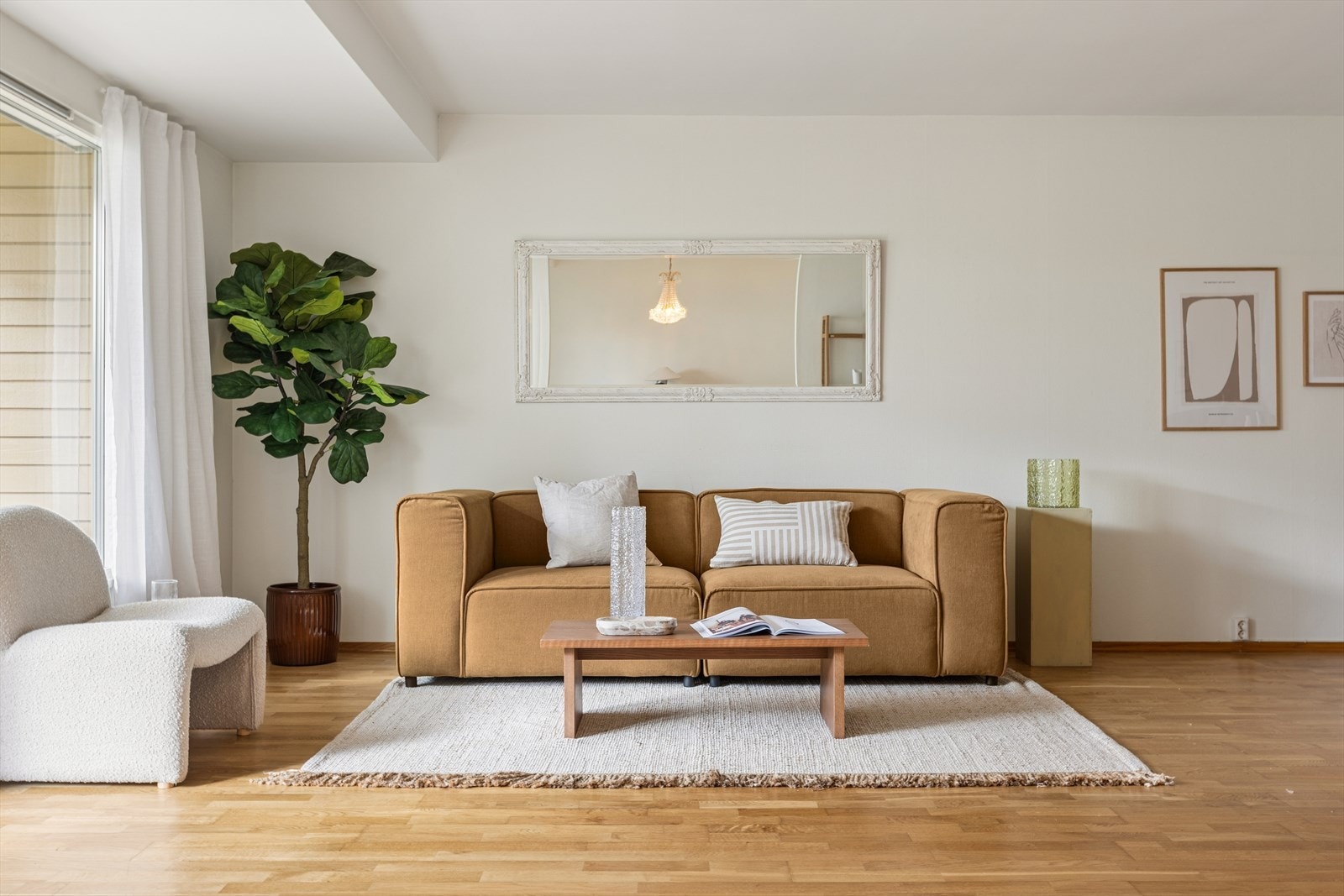 De store vindusflatene slipper inn rikelig med naturlig lys. Galleribilde